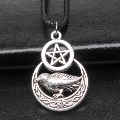 pendentif corbeau et pentacle avec cordon noir