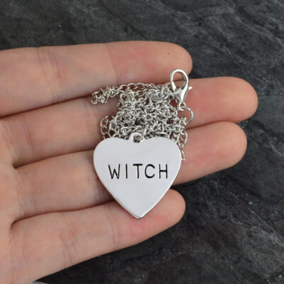 Pendentif coeur gravé WITCH porté