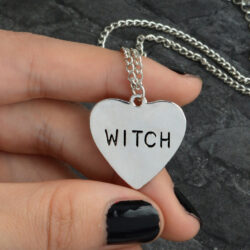 collier avec pendantif coeur gravé WITCH