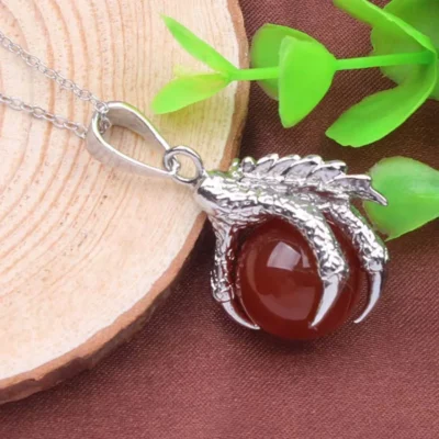 Pendentif griffe de dragon agate rouge